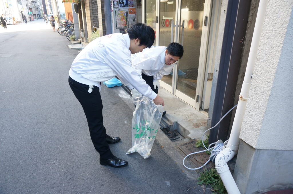 写真：本社周辺一斉清掃の様子