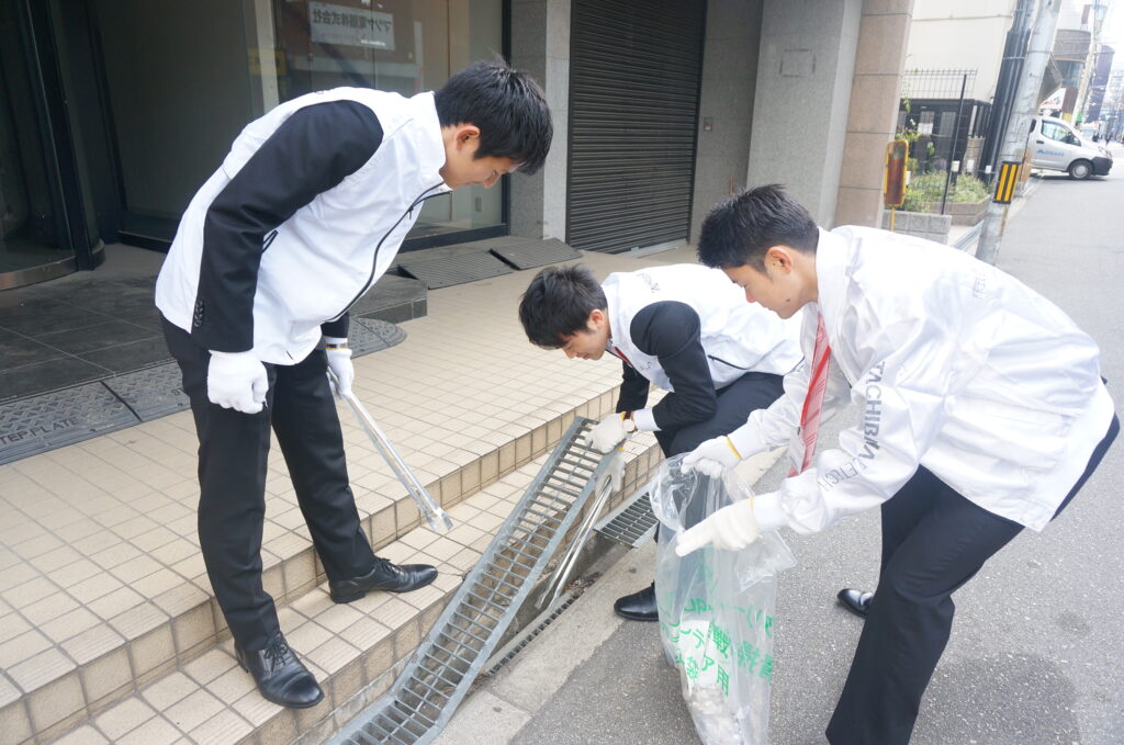 写真：新人社員による清掃活動の様子